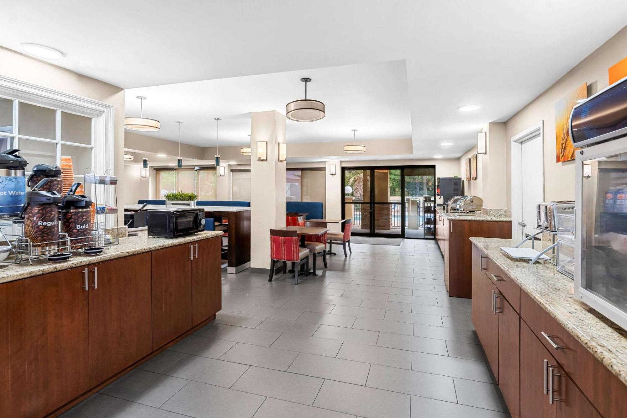 דפני Comfort Suites Mobile East Bay מראה חיצוני תמונה